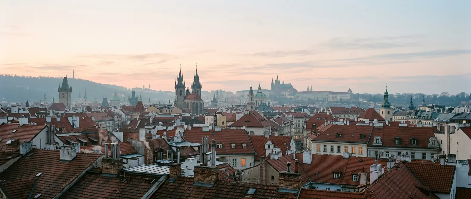 Pražské střechy za svítání